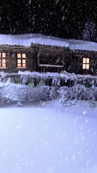 夜晚雪夜小屋