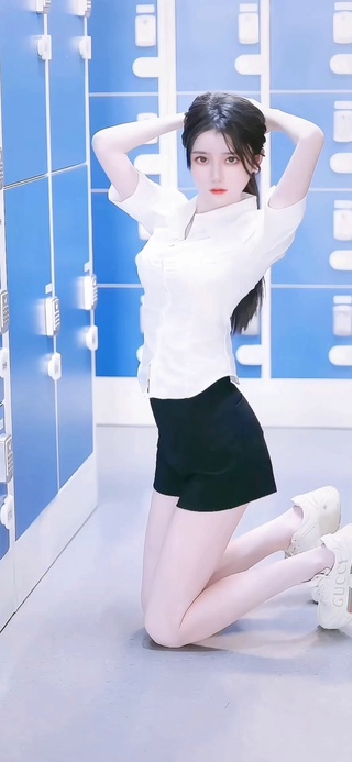 性感长腿黑色短裤清纯美女